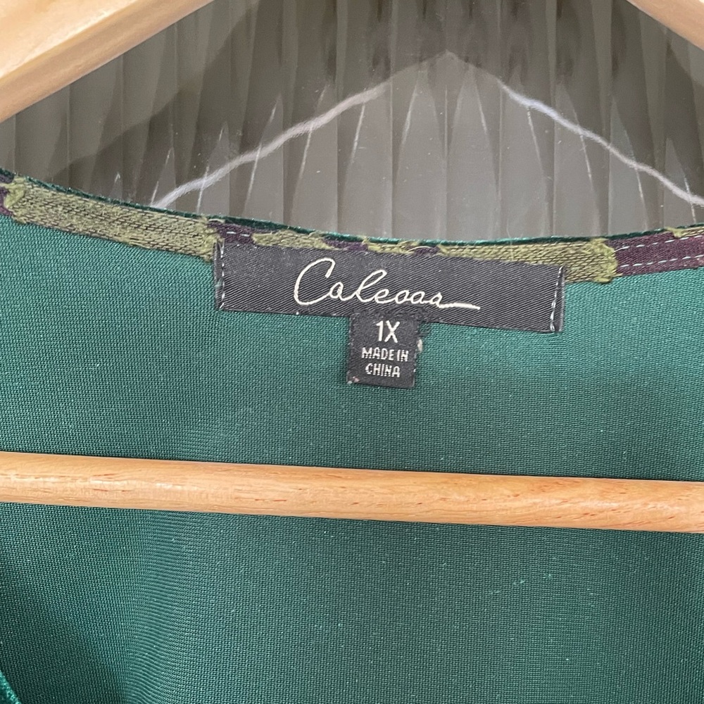 Calessa green embroidered top 1X GUC - Picture 3 of 4